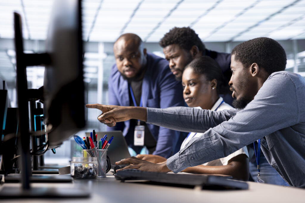 Image d'une équipe qui travaille sur un projet informatique